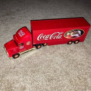 Limited Edition 2000 Coca Cola Holiday Gold Light Up Caravan Toy Truck